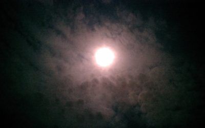 Una Luna como una Fortaleza de Dioses
